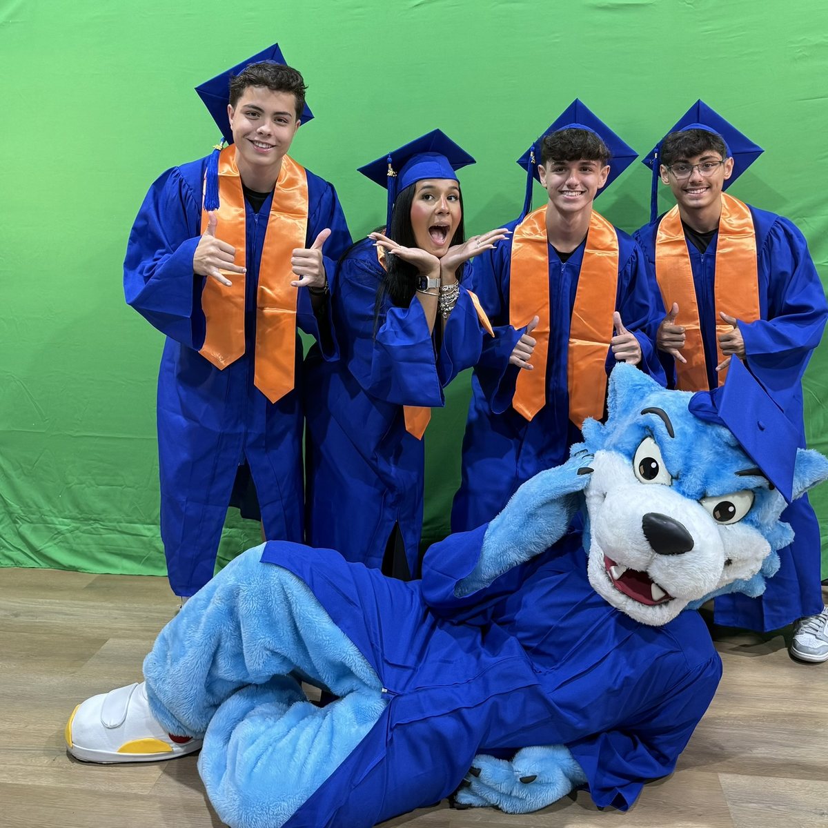 Formandos do High School da Pluris Academy com beca e capelo